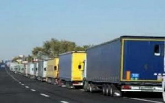 Число грузовиков на ППП в Билясуваре достигло 100