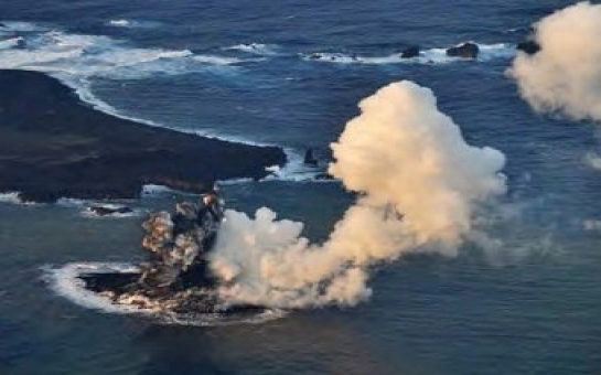 Вулкан подарил Японии новый остров - ВИДЕО
