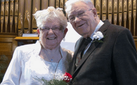 Пара поженилась через 75 лет после первого поцелуя