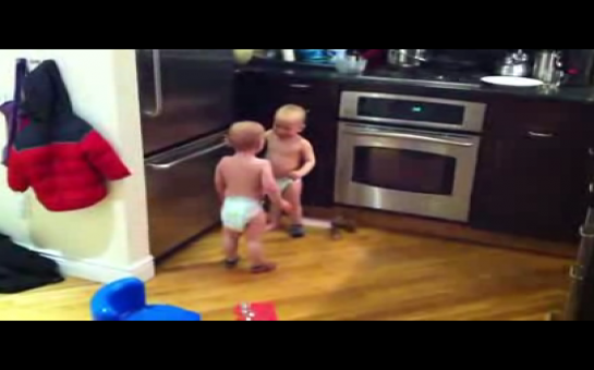 Видео с младенцами-близнецами стало хитом на YouTubeВИДЕО