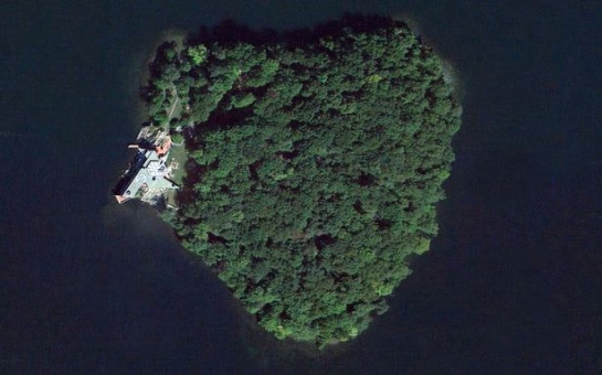 Анджелина Джоли подарила Брэду Питту остров в форме сердца