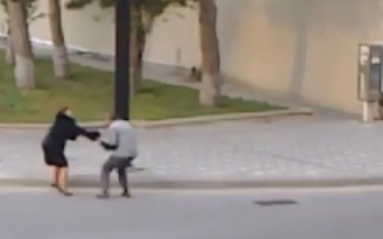 В центре Баку неизвестный мужчина  напал на женщинуВИДЕО