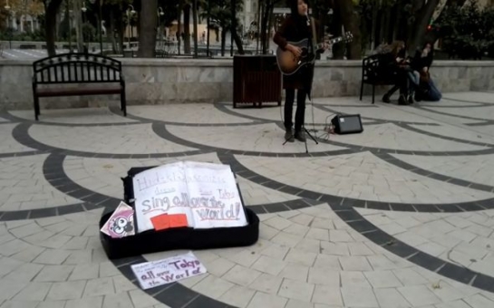 Уличный концерт японки в Баку – Видео
