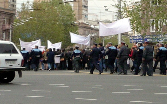 В Ереване началась потасовка между полицией и протестующими