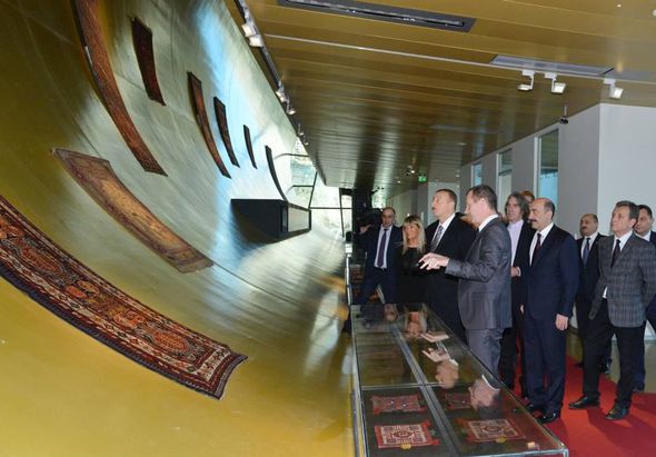 Ильхам Алиев в новом здании Музея ковра -ФОТО