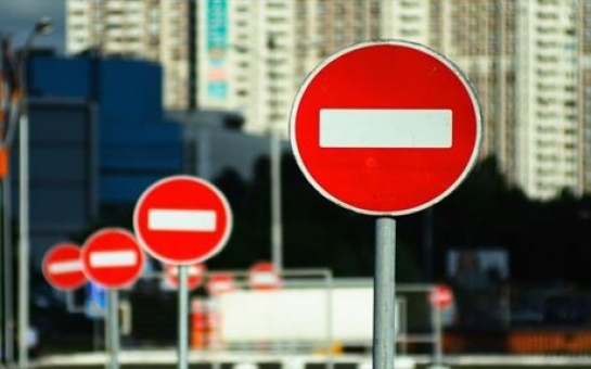 В Баку ограничивают движение транспорта