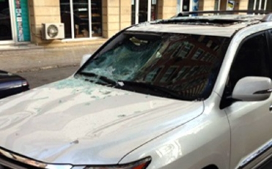 Сильный ветер обрушил окно высотки на Lexus популярного певца -ФОТО