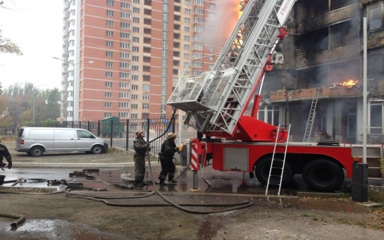 В Баку горит многоэтажный жилдом