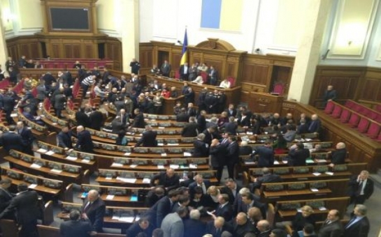 Ukraynada müxalifətçi deputatlar parlamentin işini iflic etdi