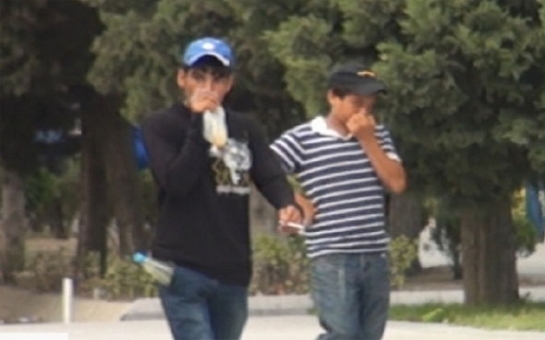 В Баку подростки нюхают клей - ВИДЕО