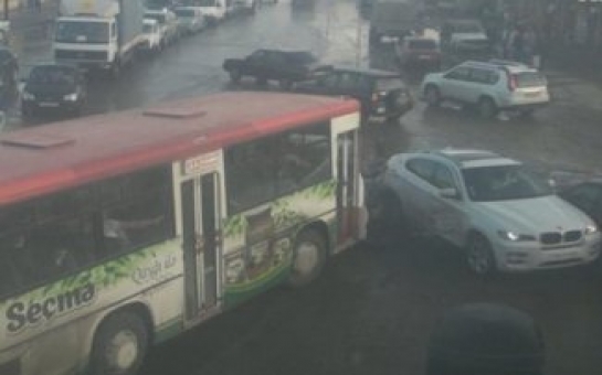 В Баку автобус протаранил Mercedes и BMW X-6