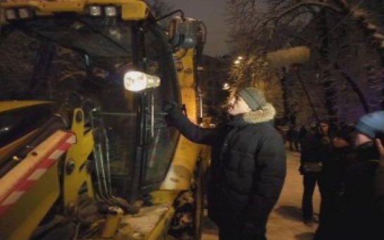 Кличко остановил трактор, пытающийся снести баррикады -ВИДЕО