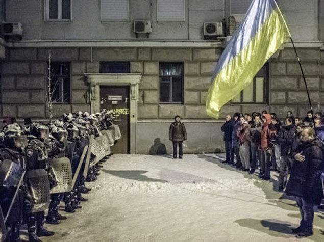 Kiyevdə etirazçılar Azadlıq meydanına doğru irəliləyir - FOTO