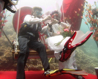 Свадьба аквалангистов на глубине 12 метров -ФОТО