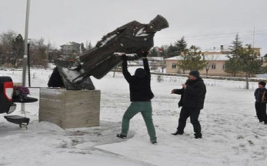 В Турции снесли памятник Ататюрку -ВИДЕО
