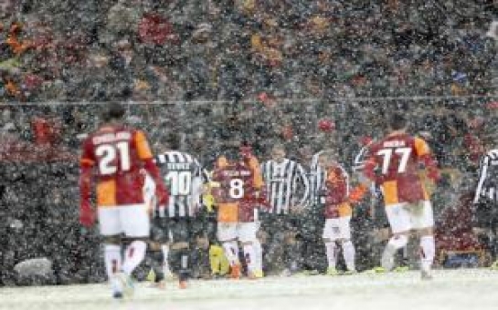 Снегопад прервал матч "Галатасарай" – "Ювентус"