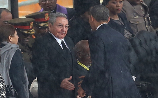 Obama Kuba lideri ilə görüşdüyünə görə tənqid olundu