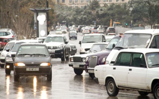 На основных дорогах Баку образовались пробки