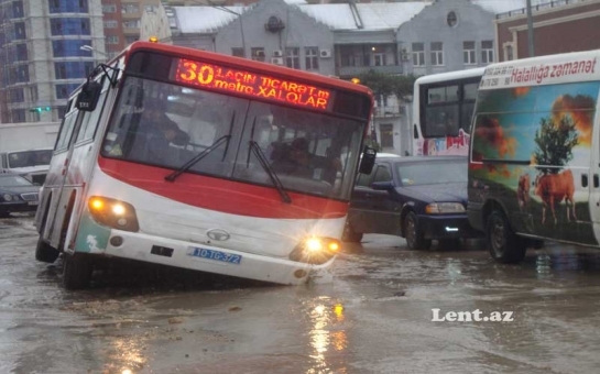 В Баку автобусы провалились в яму