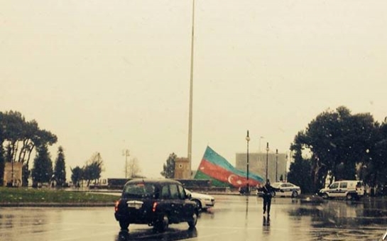 Azərbaycan bayrağı da qara dözmədi - Foto