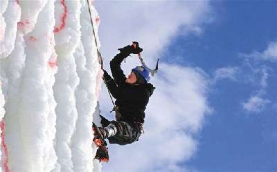 Alpinistləri hədələyən silahlı şəxslər kimdir?