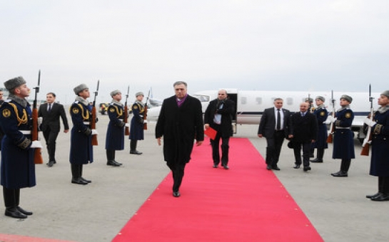 Президент Черногории прибыл в Баку