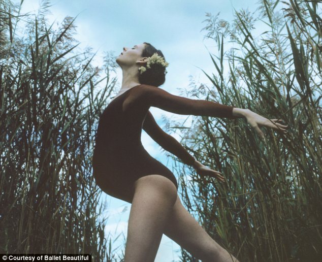 Балерина танцует на последнем месяце беременности -ФОТО+ВИДЕО
