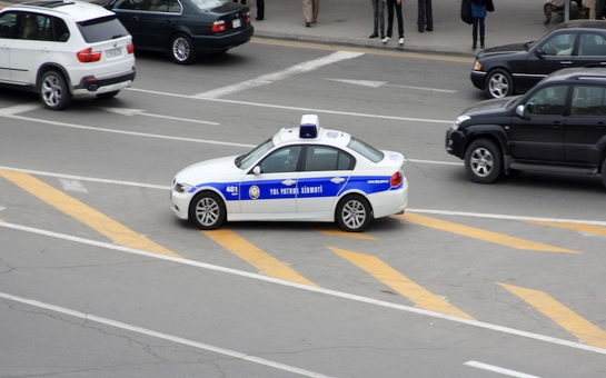 Bakıda avtomobil xidmətdə olan yol polisini vurdu