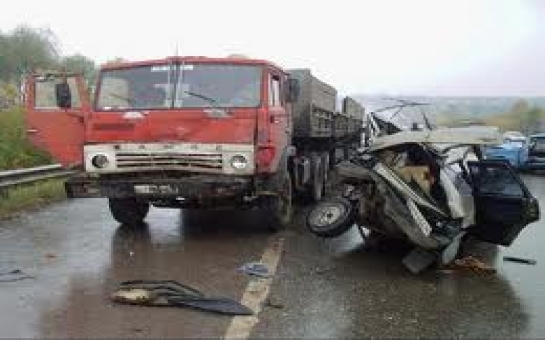 В Баку столкнулись грузовик и автобус