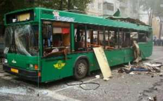 Avtobus dərəyə düşdü: 32 ölü