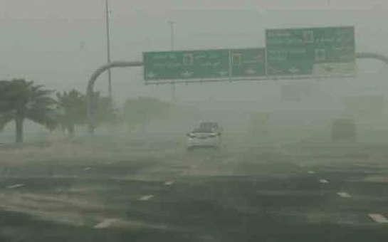 Сильный дождь в ОАЭ спровоцировал сотни автоаварий