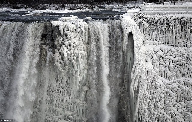 Ниагарский водопад замерз  -ФОТО