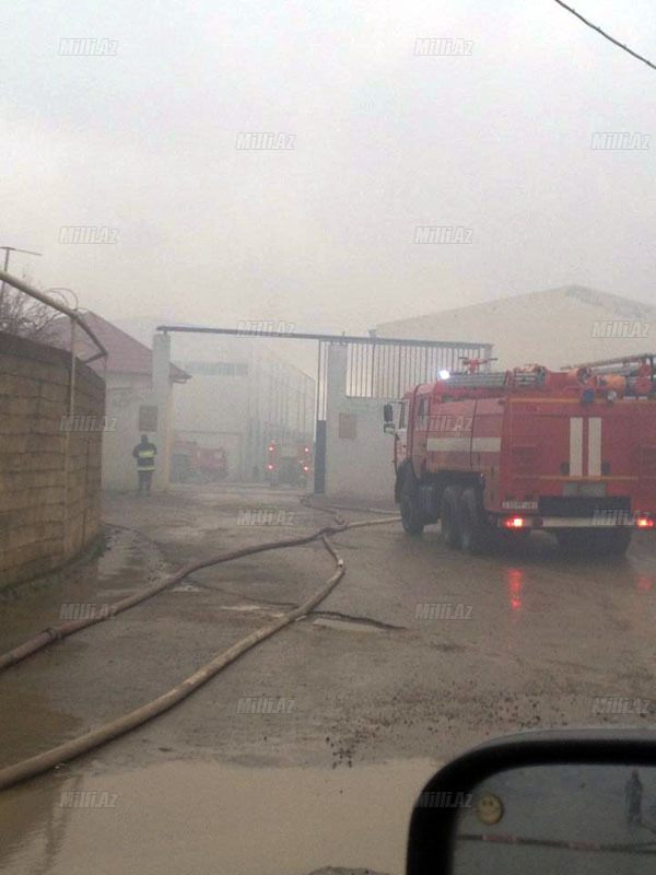 В Баку горит завод