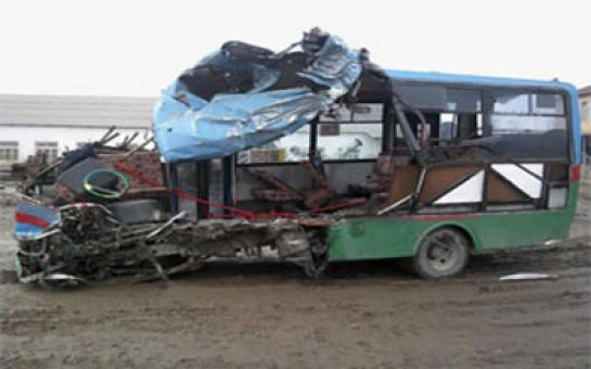 В Азербайджане микроавтобус столкнулся с электровозом, есть пострадавшие