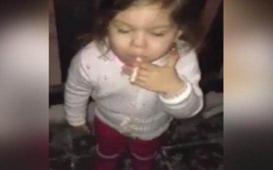 Двухлетняя девочка курит -ВИДЕО