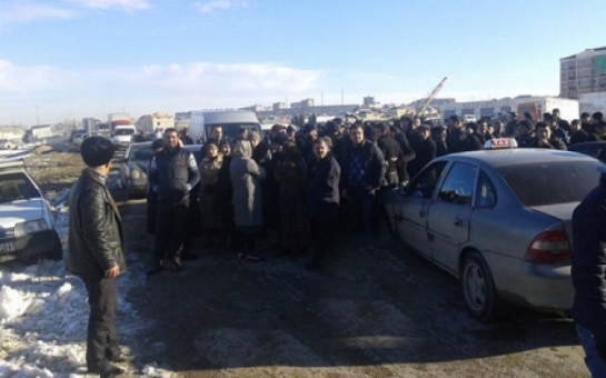 Müşfiqabadda aksiya: sakinlər yolu bağladılar - FOTO