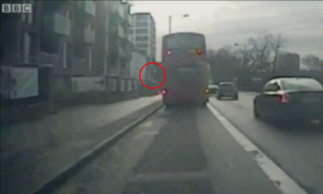 Попутчик выбросил мужчину из окна автобуса – ФОТО+ВИДЕО