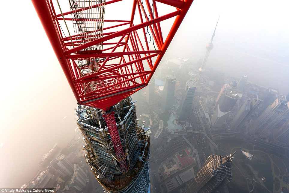 Люди-пауки: фотографии с 650-метровой Шанхайской башни -ФОТО+ ВИДЕО