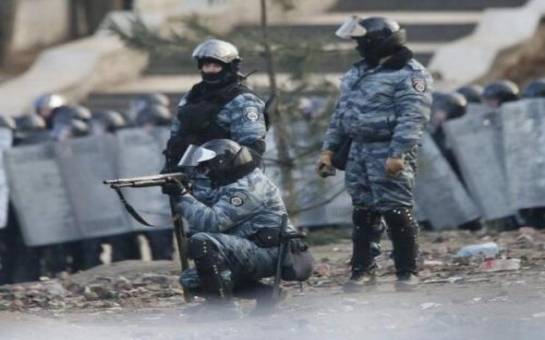 Украинская милиция стреляет в майдановцев- ВИДЕО