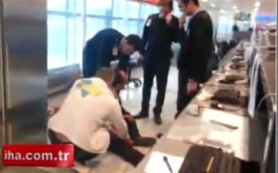 Azərbaycanlı Türkiyə aeroportunda polisi vurdu - VİDEO