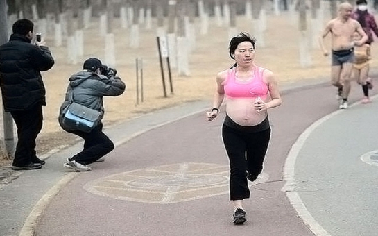 Беременная китаянка пробежала изнурительный марафон