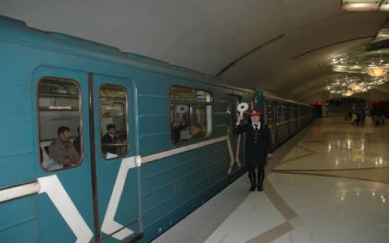В Баку пассажира сбил поезд