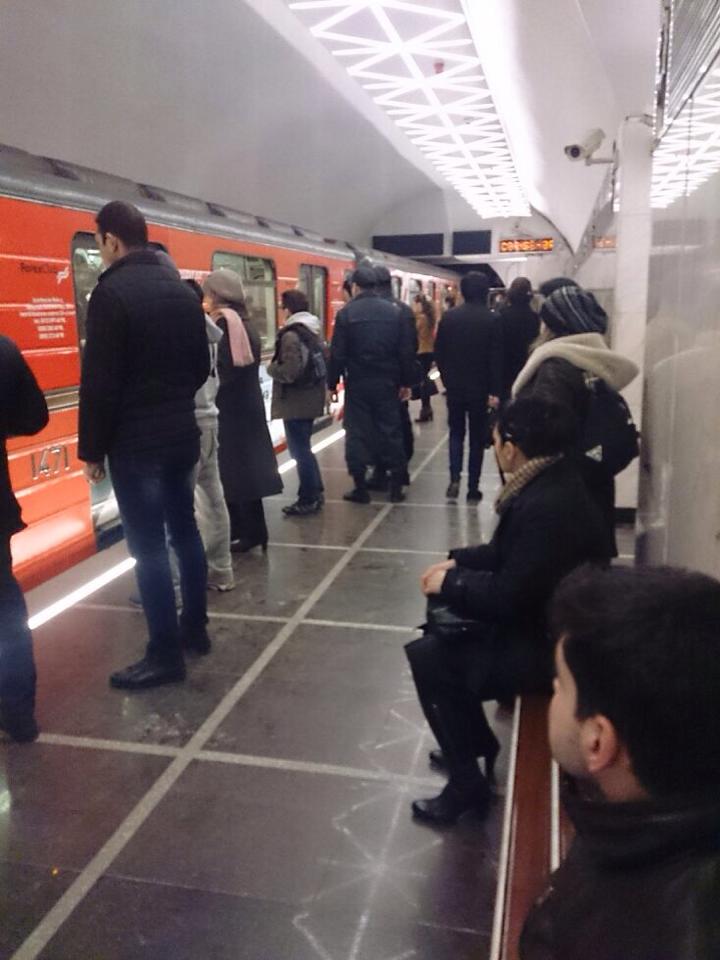 Polis Bakı metrosunda “şalvarsız”ları axtarır- FOTOLAR