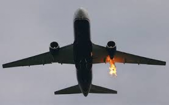 У турецкого самолета загорелся двигатель