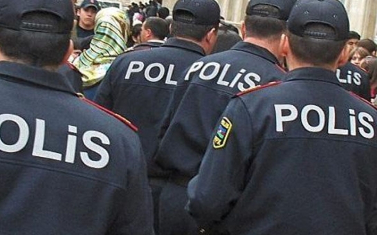В Баку избили полицейского