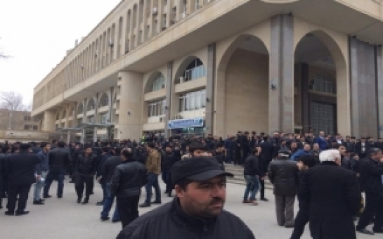 Metroda yer pulu yığan adam aradan çıxıb