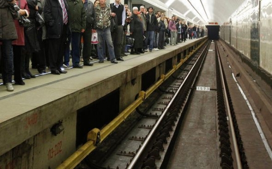 Смертельная шутка в метро: Парня бросают под поезд -ВИДЕО