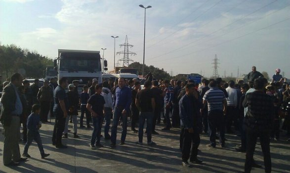 Ceyranbatan sakinləri Bakı-Sumqayıt yolunu bağladı - FOTOLAR