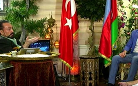 Аднан Октар продемонстрировал флаг Азербайджана –ВИДЕО