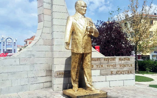 Türkiyədə şok: Atatürkün heykəli yandırıldı - FOTO